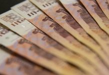 Аналитик предположил, как курс рубля может измениться к лету