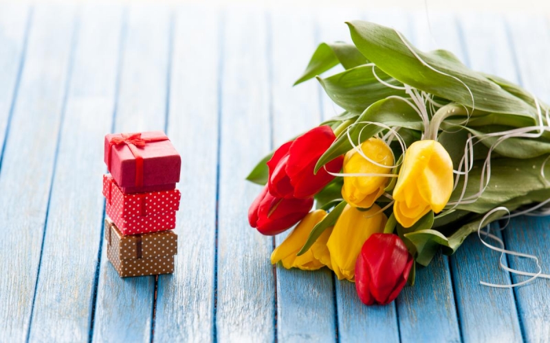 Социологи назвали шесть самых желанных для женщин подарков к 8 Марта