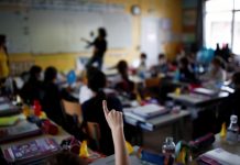 Запрет посещать школу ученикам без прививок не нарушает права на образование — омбудсман