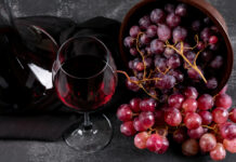 Эффект домино: эксперты объяснили, почему вместе с импортным вином подорожает и отечественное