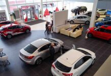 Число закрывшихся автосалонов в России выросло более чем в два раза