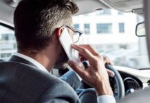 Минтранс пока не планирует введение запрета на использование гаджетов за рулем