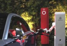 Huawei показала робота для зарядки электромобилей