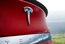 В Бельгии прошло крупнейшее в мире световое шоу с участием электрокаров Tesla