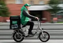 У московских курьеров массово изымают электросамокаты