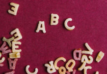 «Так дойдем до абсурда»: экономист высказался о тотальной замене иностранных вывесок на русские