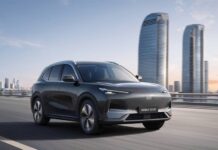 Geely привез в Россию электрический кроссовер EX5