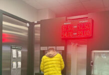 «Три месяца гоняемся за валютой»: в обменных пунктах и банках заканчиваются доллары нового образца