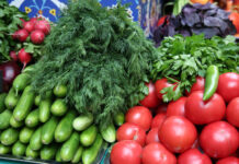 Цены на огурцы и помидоры бьют рекорды: эксперты предупреждают, что это не предел