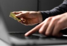 Банкиры-махинаторы: россиянам начали выдавать микрозаймы под видом кредитов