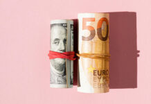 Евро хочет сбросить доллар с мирового валютного пьедестала: названы риски для России