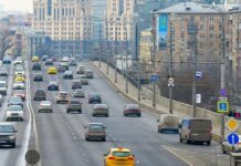 Городские власти очистят дорожные знаки от незаконной рекламы