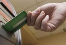 Кредитным картам предсказали рекордные неплатежи: россияне наращивают долги