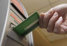 Банки стали изменять условия пользования счетами и картами