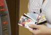 Двадцать штук в одни руки: количество банковских карт на руках у граждан осенью ограничат