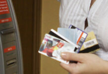 Двадцать штук в одни руки: количество банковских карт на руках у граждан осенью ограничат