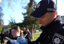 На Куликовом поле в Одессе мужчина бросился с ножами на полицию, звучала стрельба