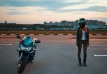 Мотоциклистам могут разрешить ездить по выделенным полосам и бесплатно парковаться