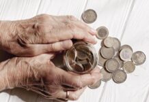 Пенсионный парадокс России: женщины получают в старости выплаты больше мужчин