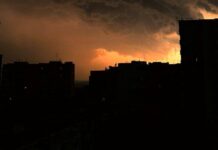 Небо как в фильмах про апокалипсис: на Харьковщине бушует непогода – шторм сносит деревья и крыши домов