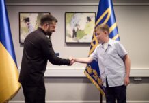 Появились кадры вручения Зеленским награды 11-летнему волонтеру Йенсу Томсену: «Ты большой друг Украины»