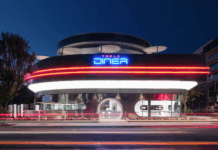 Tesla открыла свой первый ретро-футуристический ресторан и автокинотеатр в Лос-Анджелесе