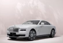 Rolls-Royce представил новую версию Spectre, вдохновленную сакурой