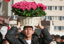 Средняя цена букета равна трем баночкам красной икры