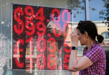 Аналитики предупредили о возможном падении рубля