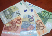 Названы причины, по которым рубль слабеет к евро, укрепляясь к доллару