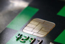 Карты – детям не игрушка: с 1 августа меняются правила открытия счетов для подростков