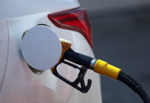 Литр бензина может подорожать на 5 рублей до конца года: цены на АЗС «отвяжут» от инфляции