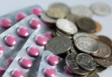 Лекарства покупают онлайн — и экономят: два курса витаминов вместо трех