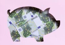 Россияне в первом полугодии скупили рекордный за трехлетие объем наличной валюты