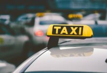 Самозанятых водителей хотят временно освободить от требований закона о локализации такси