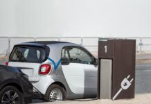 Москвичи стали реже парковать свои автомобили с ДВС на зарядных станциях для электрокаров