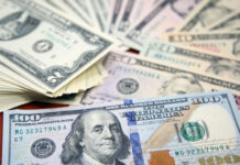 Доллар снова в моде: эксперты поспорили о причинах всплеска интереса россиян к иностранной валюте