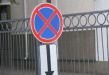 Московские власти отклонили идею разрешить такси и инвалидам остановку под запретом