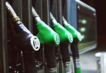 Топливное чудо: бензин на бирже дешевеет, а на заправках растет