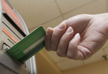 Впервые у россиян сократилось количество кредитных карт