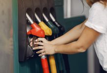 Российский бензин подешевел впервые за год, но дизель продолжает дорожать