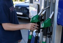 Цены на бензин упали ниже 60 долларов за баррель: чем это грозит российскому топливному рынку