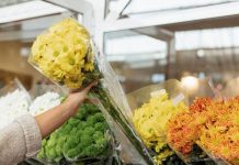 Цветы в России подорожали, но покупать их стали чаще