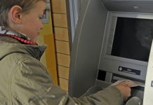 Недетские карточные игры: банковское обслуживание несовершеннолетних ужесточат ради защиты от мошенников