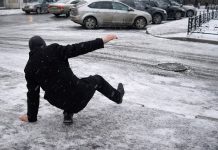 Гололед и травмы: чем смазать подошву, чтобы не упасть и не сломать ногу