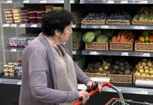 Тысяча за поход в магазин: почему россияне перестали тратить больше