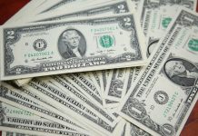 Что стоит за началом торгов американской валютой на Московской бирже: аналитик дал ответ