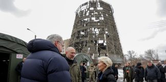 Европейским чиновникам провели «экскурсию» по уничтоженной Россией Дарницкой ТЭЦ