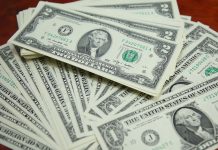 Бакс вывели из «тени»: Мосбиржа вернула торги долларом в рублях