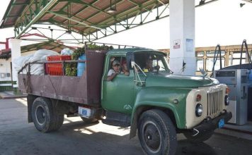 «Каждое утро — спецоперация»: кубинцам запретили покупать топливо с рук